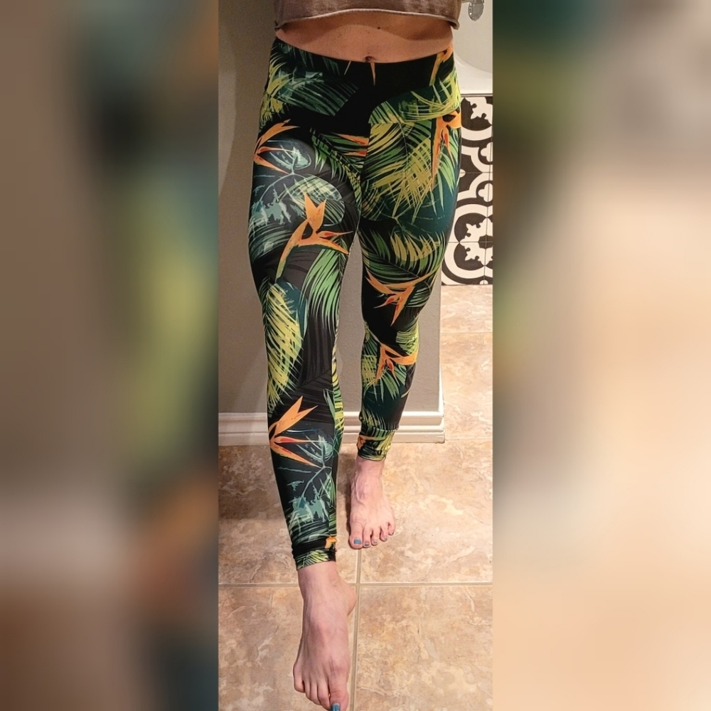 Onzie yoga leggings, size XS, palm and bird of paradise print